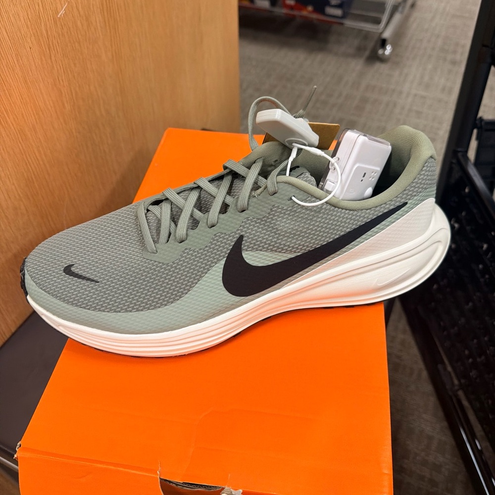 Nike Sage Green and Black Lightweight Runner